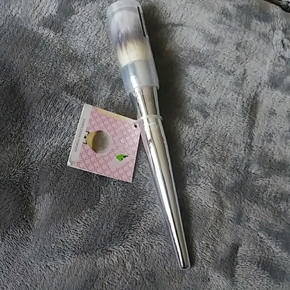 It cosmetics powder brush